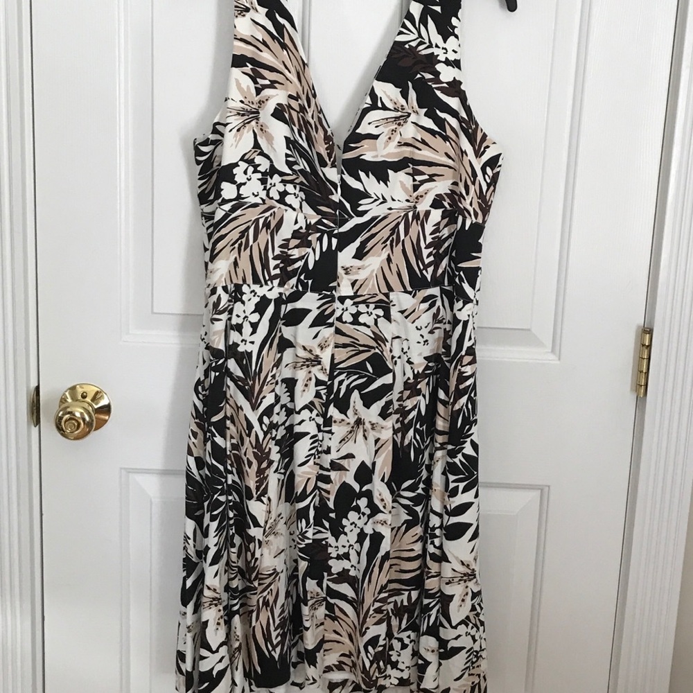 Pleated WHITE/BLACK floral print dress.